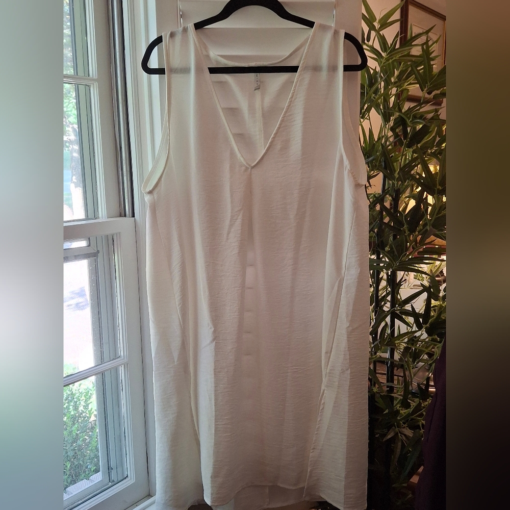 Elegant White Sleeveless Dress